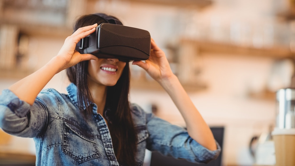 VR cihaz kullanan insan